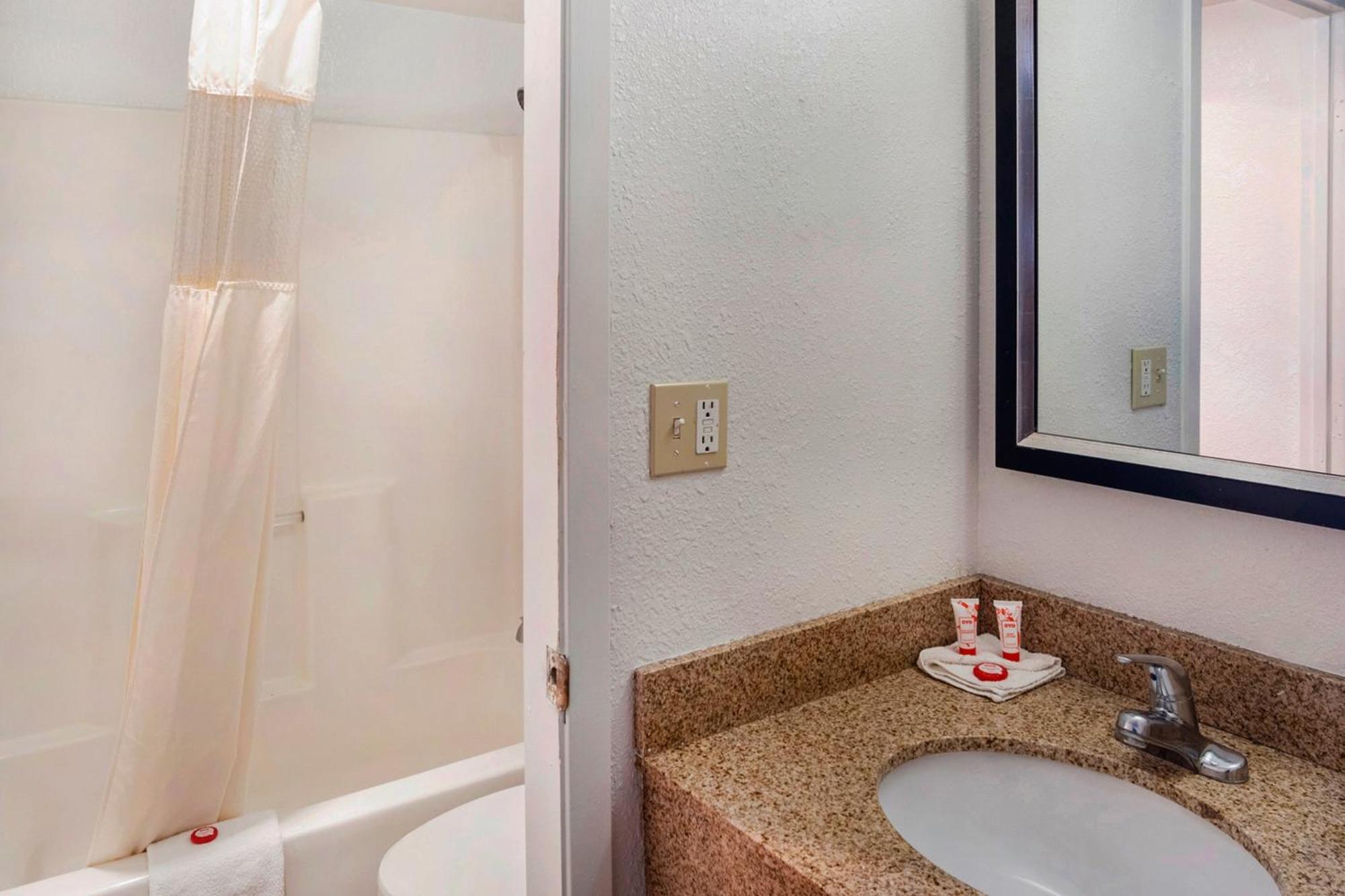 Oyo Townhouse Dodge City Ks Экстерьер фото