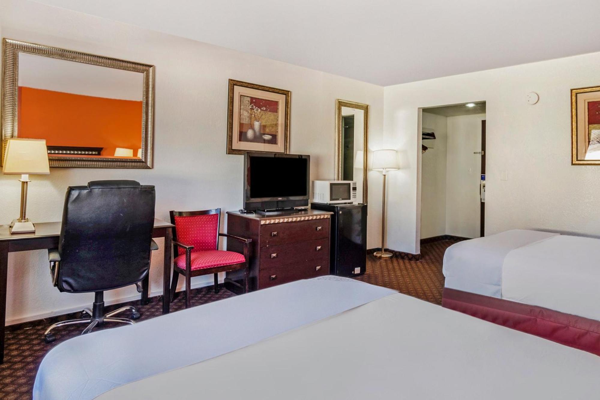 Oyo Townhouse Dodge City Ks Экстерьер фото