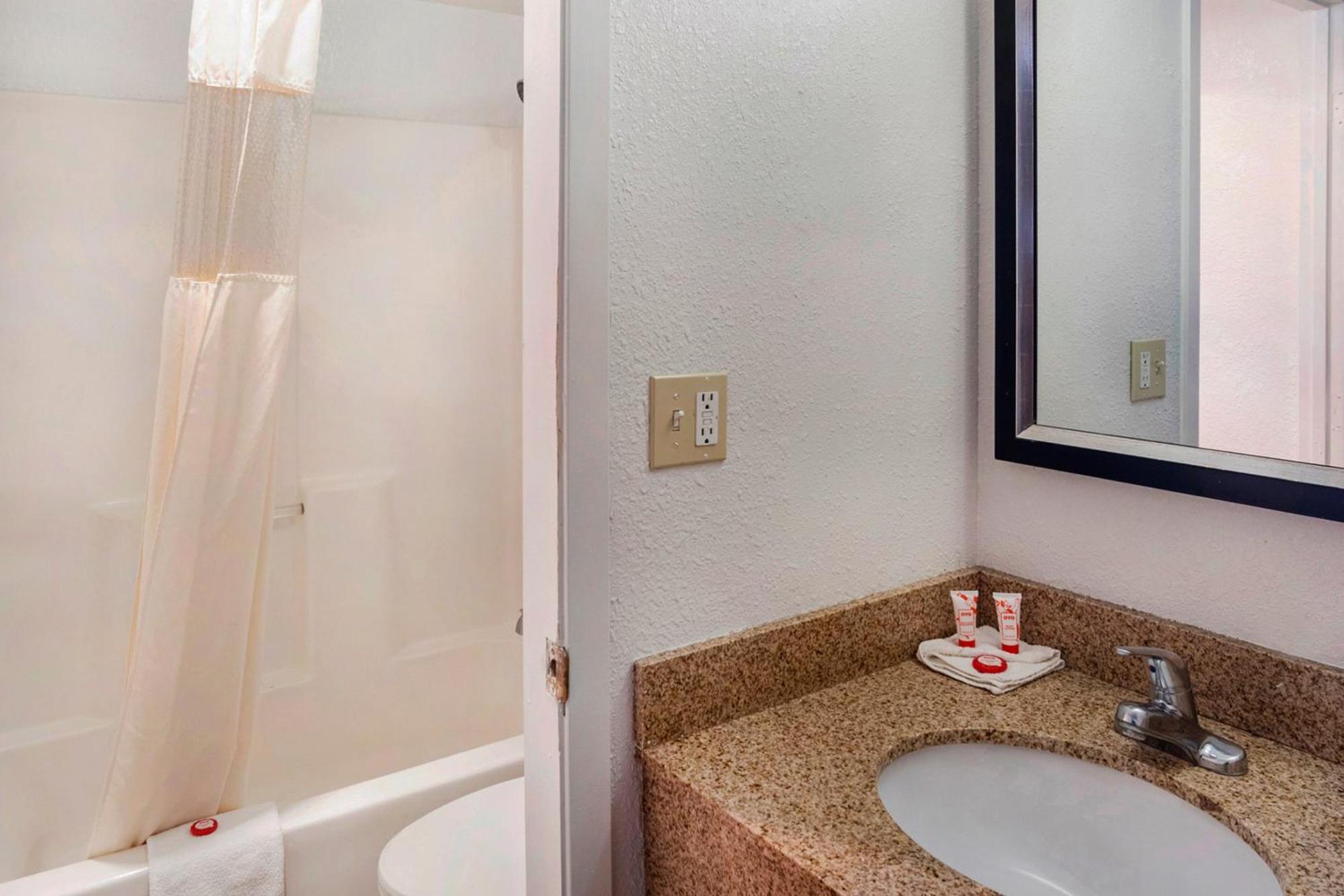 Oyo Townhouse Dodge City Ks Экстерьер фото