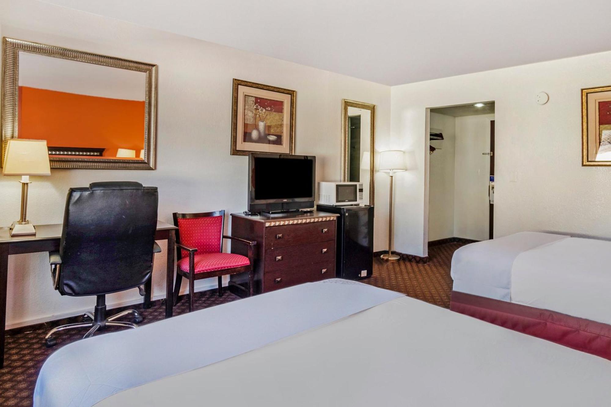 Oyo Townhouse Dodge City Ks Экстерьер фото