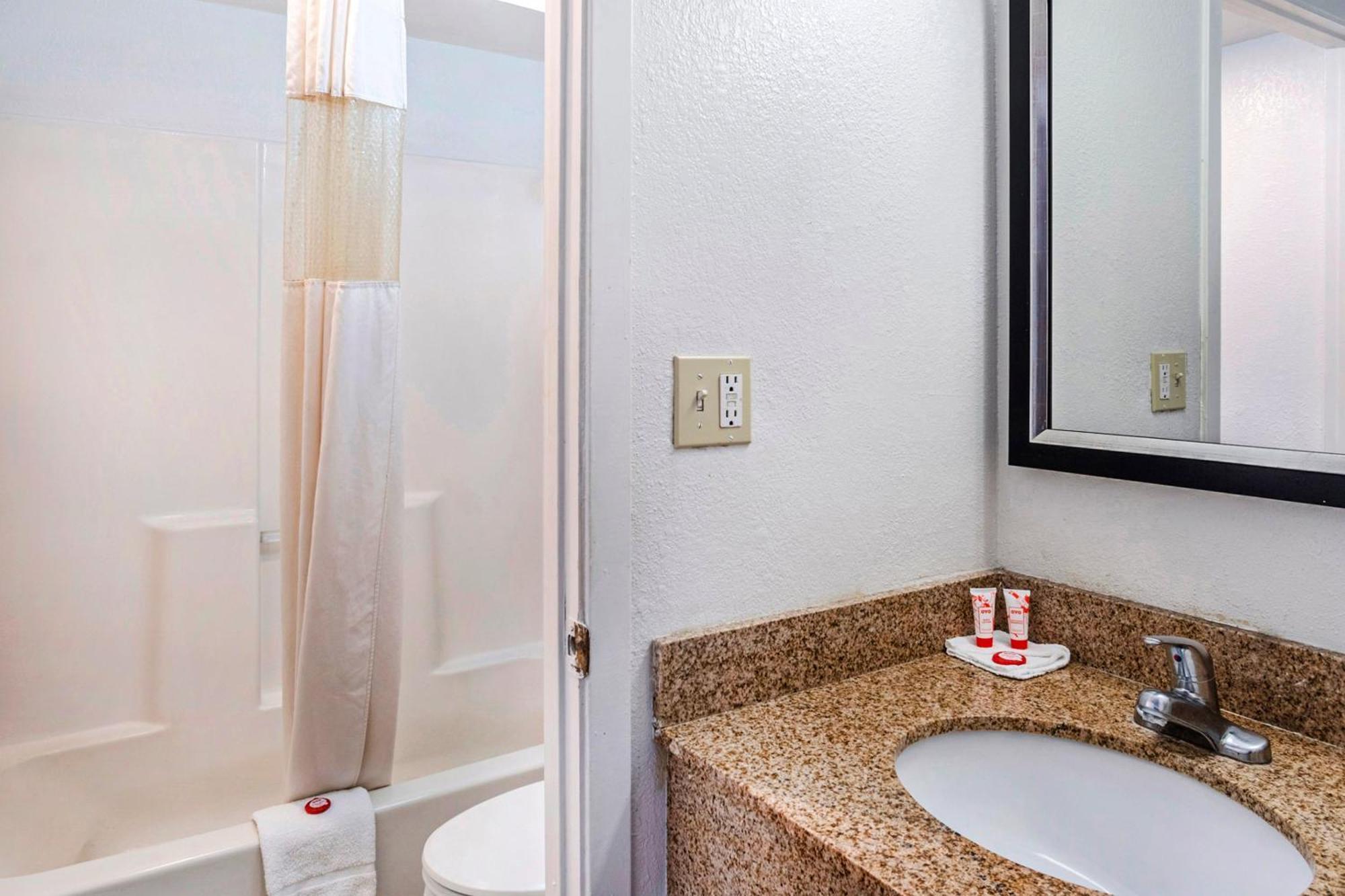 Oyo Townhouse Dodge City Ks Экстерьер фото